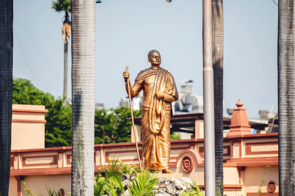 Narendra's Transformation to Swami Vivekananda - A Strong Spiritual Leader 1 Narendra's Transformation to Swami Vivekananda - A Strong Spiritual Leader